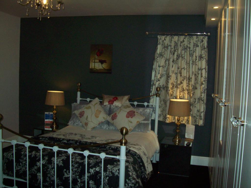 Fifth Milestone Cottage Dunnington Room photo